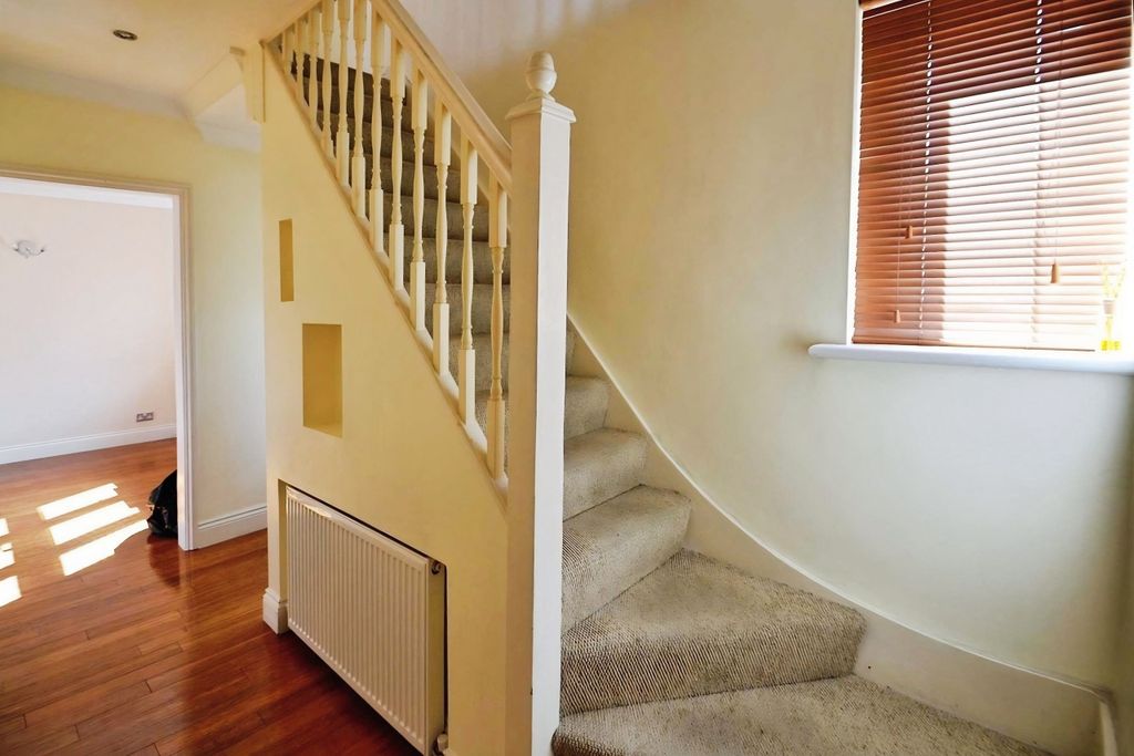 Property photo 3 of 11 04032d99-O_1Cimg8Pi2Dp7Bfa10Bd1Pr1A1Ar