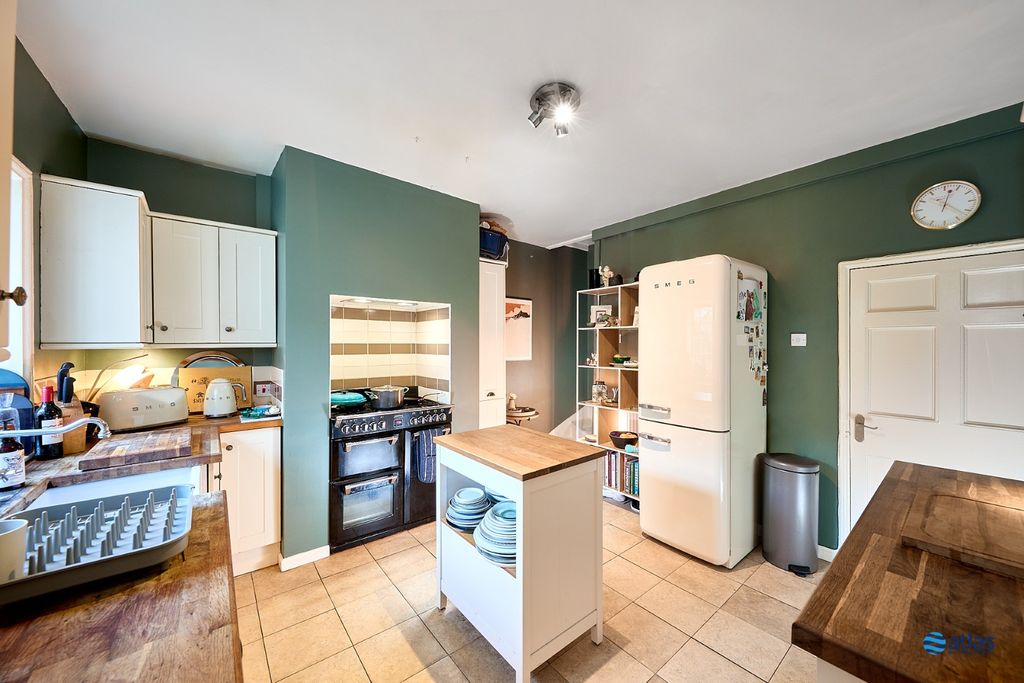 Property photo 3 of 18 Kitchen