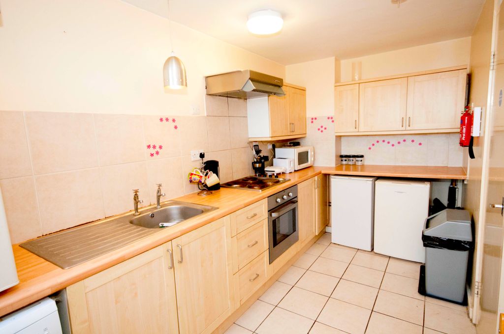 Property photo 3 of 9 Shared Kitchen