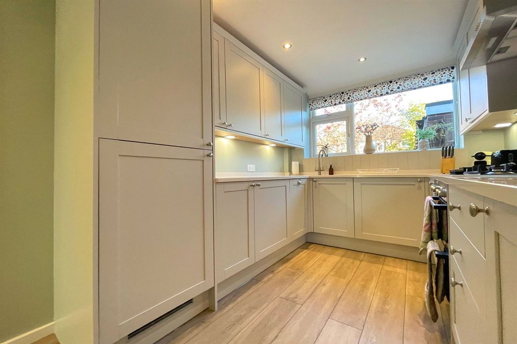 Property photo 3 of 25 Kitchen