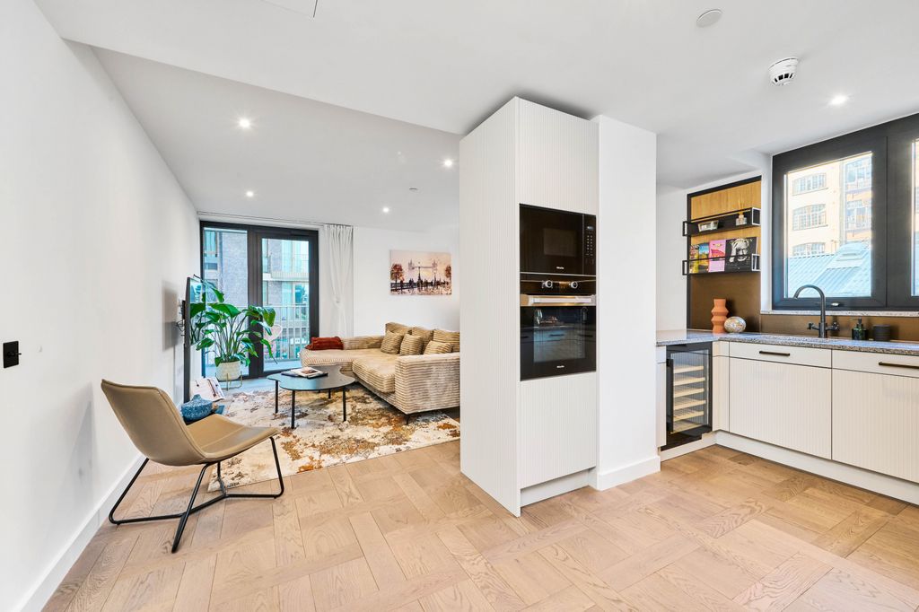 Property photo 1 of 16 London Dock