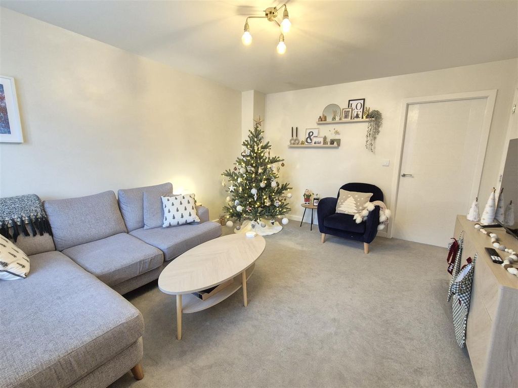 Property photo 3 of 17 Lounge