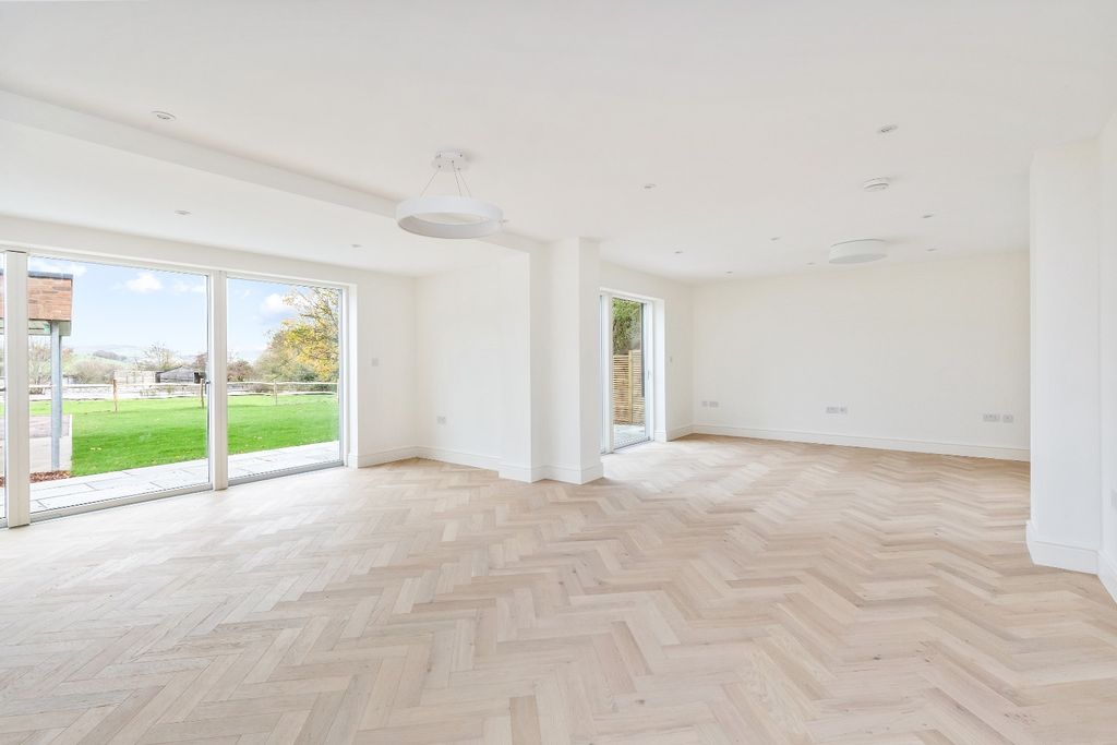 Property photo 3 of 32 4740983