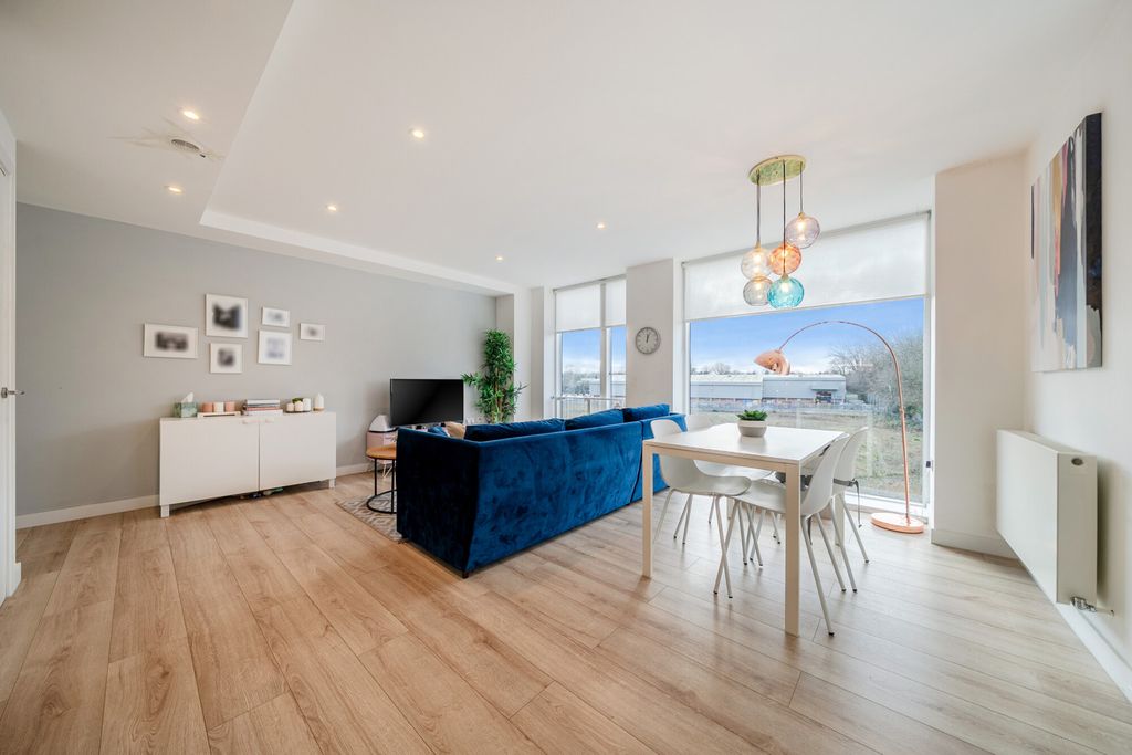 Property photo 2 of 19 1400269-1-696F758...