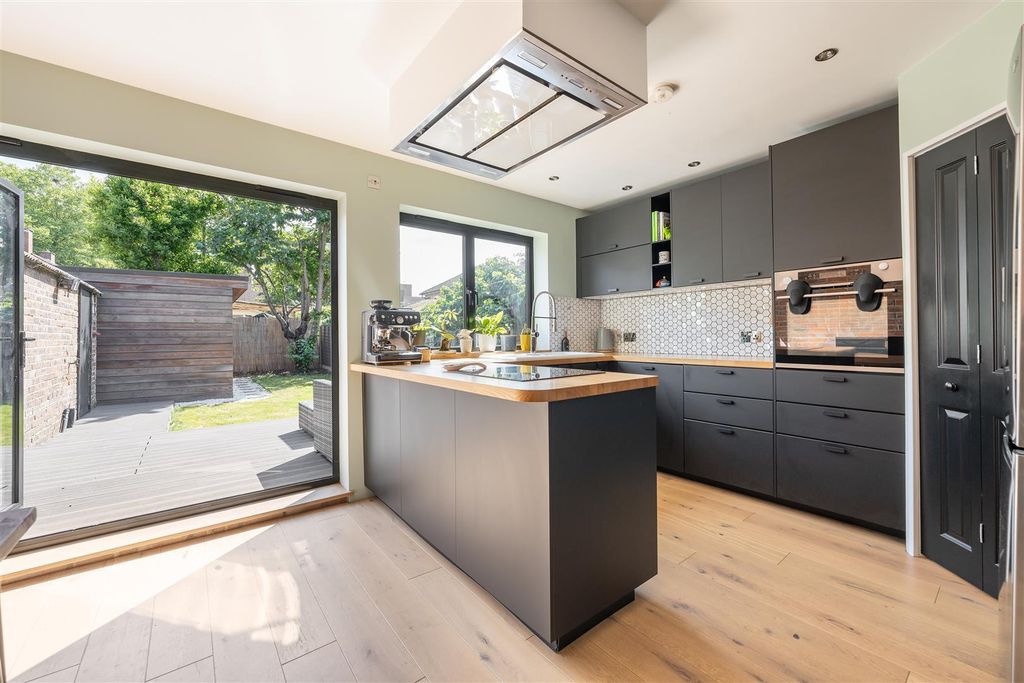 Property photo 1 of 26 Marriott Road, E15