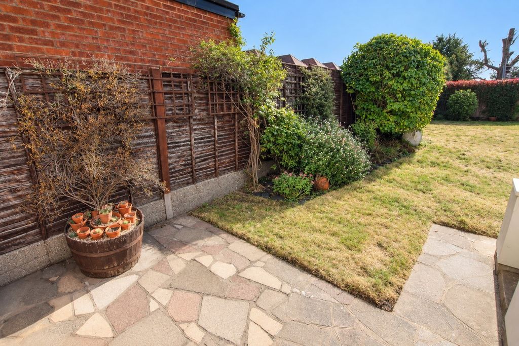 Property photo 3 of 21 Berkeley Road 8 - Garden New 1