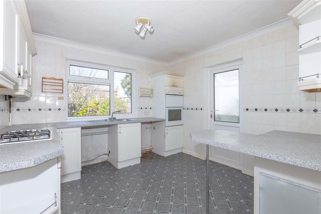 Property photo 3 of 14 Goring Way_6.Jpg
