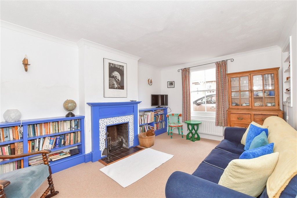 Property photo 3 of 16 Lounge