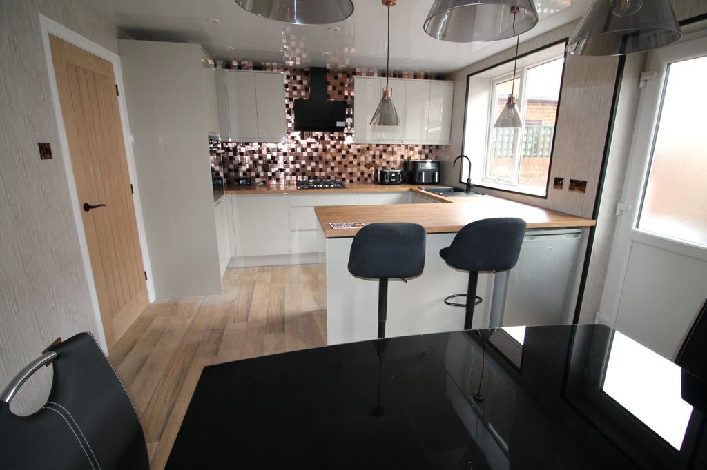 Property photo 3 of 10 Img_2060