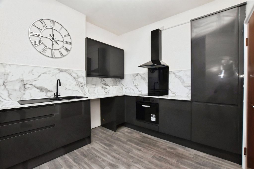 Property photo 3 of 19 Kitchen