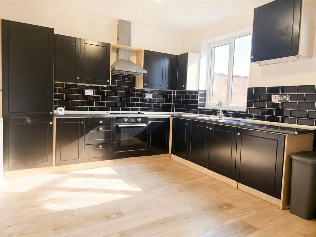 Property photo 3 of 11 Kitchen 2.Jpeg