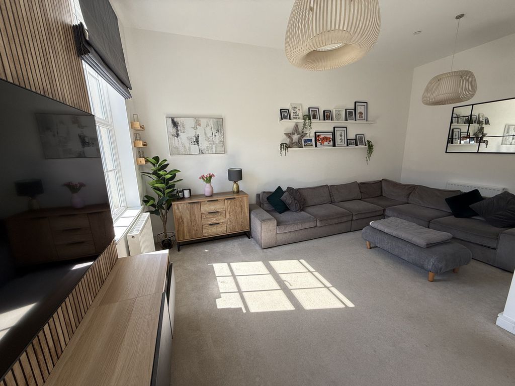 Property photo 3 of 28