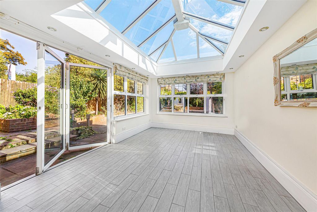 Property photo 3 of 15 14 Streatham Common South Sw16 3BT-3.Jpg