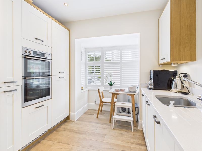 Property photo 3 of 17 Kitchen &amp; Breakfast Area