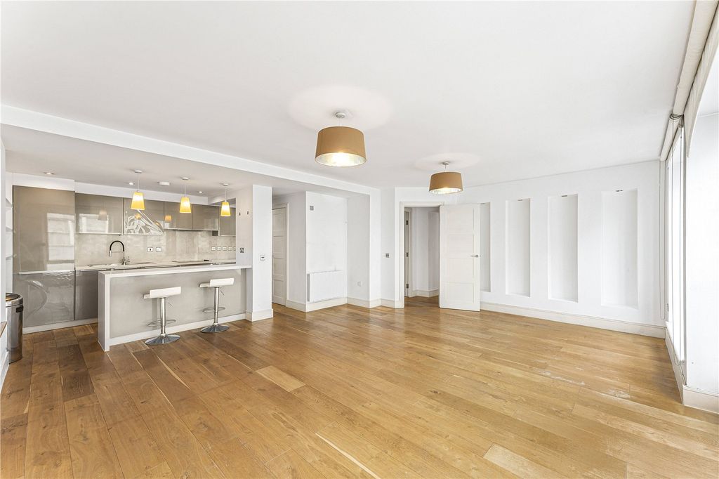 Property photo 3 of 17 Reception/ Kitchen