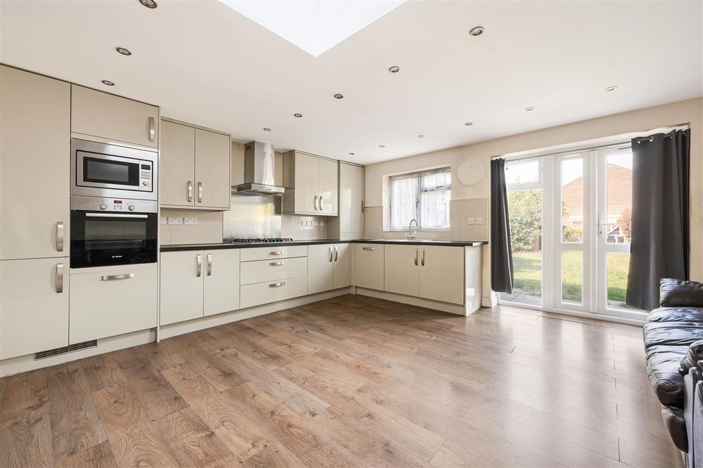 Property photo 2 of 23 Westward Road, E4