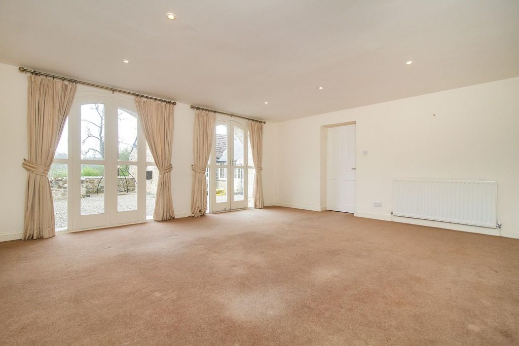 Property photo 2 of 14 Sitting Room
