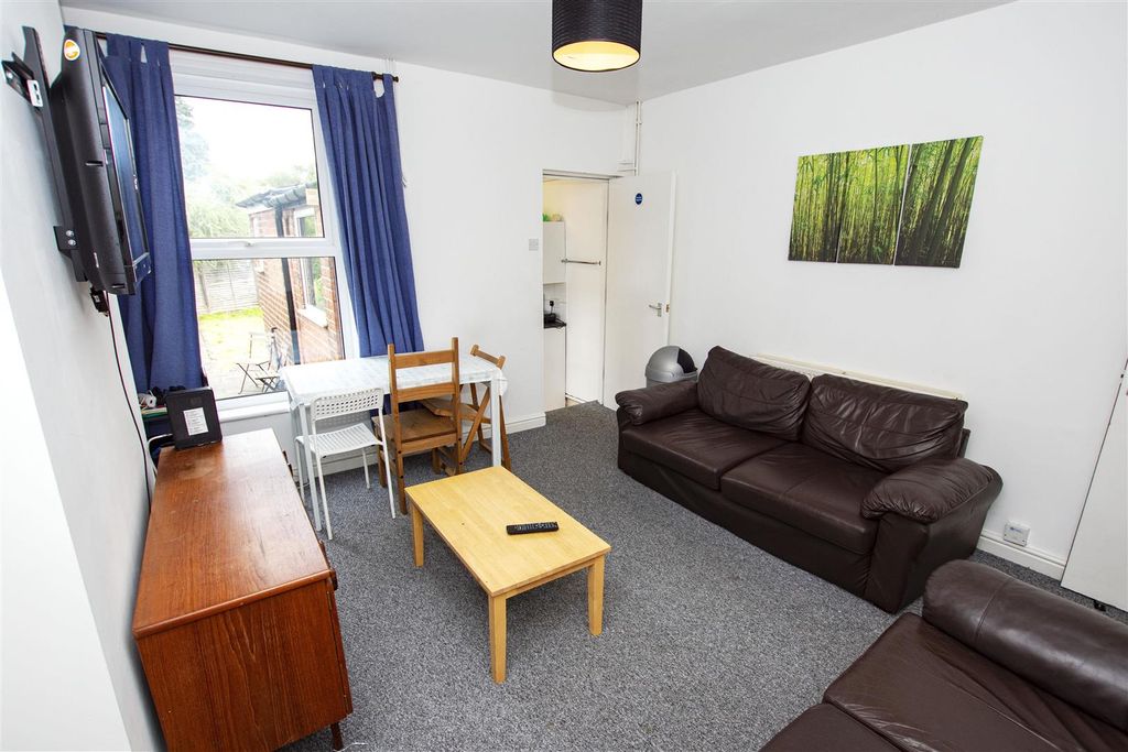 Property photo 3 of 11 Approach