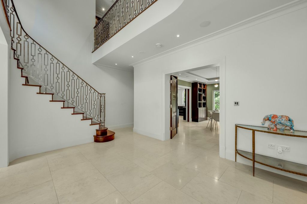 Property photo 2 of 20 Entrance Hall