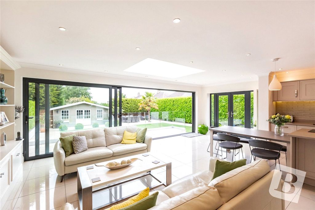 Property photo 3 of 28 Living / Kitchen