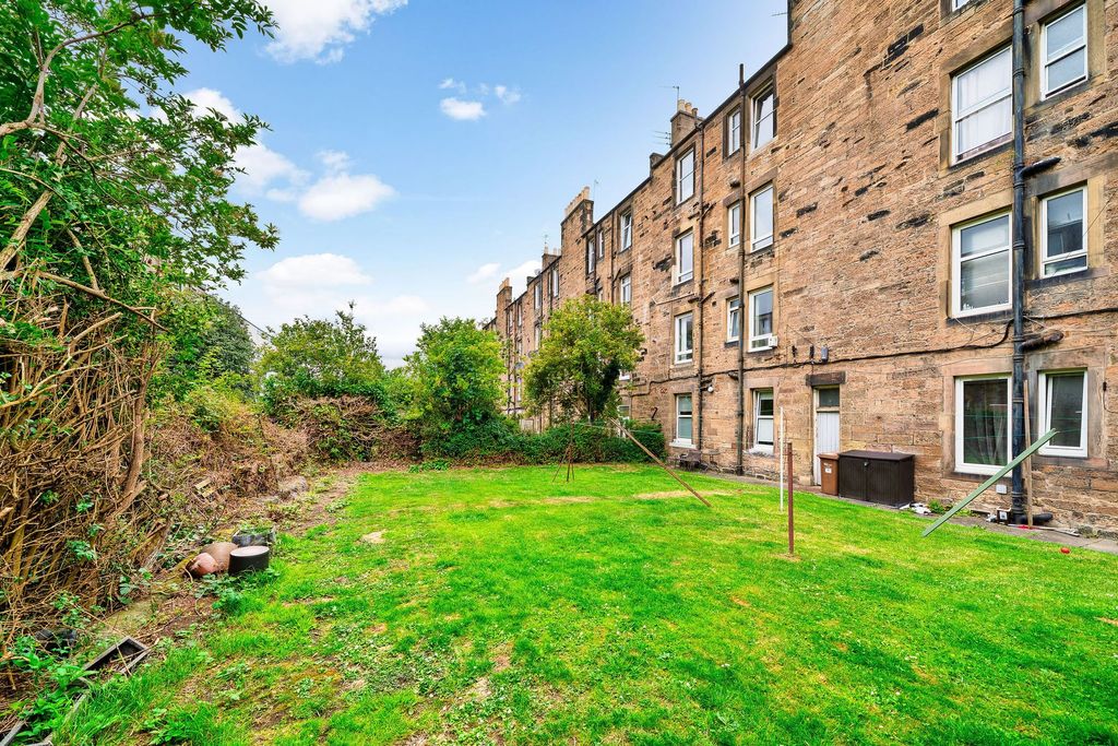 Property photo 2 of 30 Communal Gardens