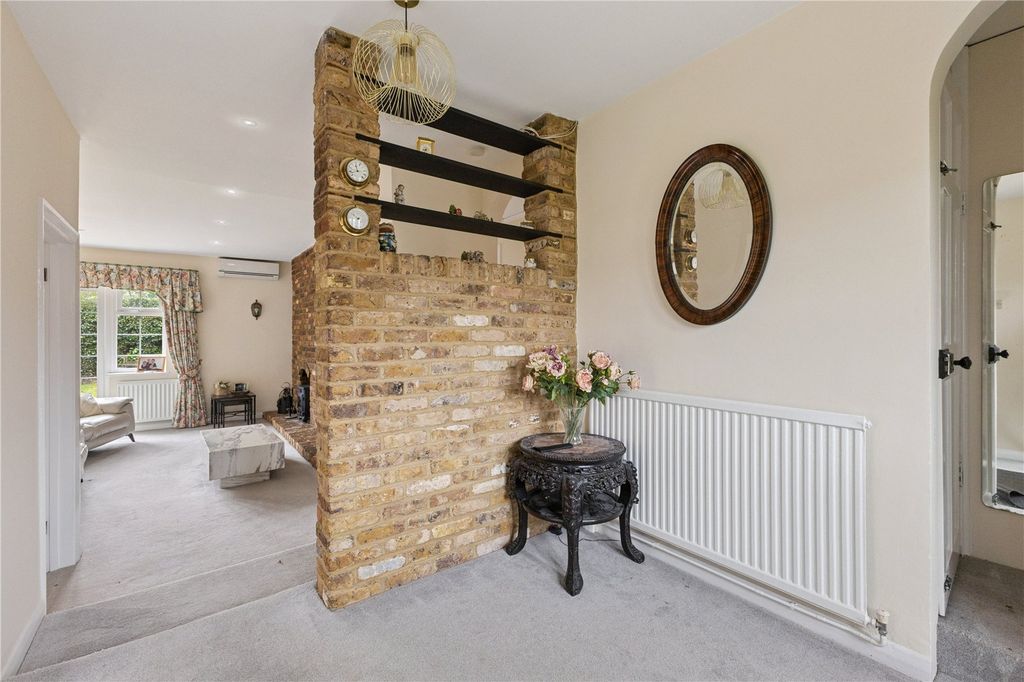 Property photo 2 of 18 Hallway