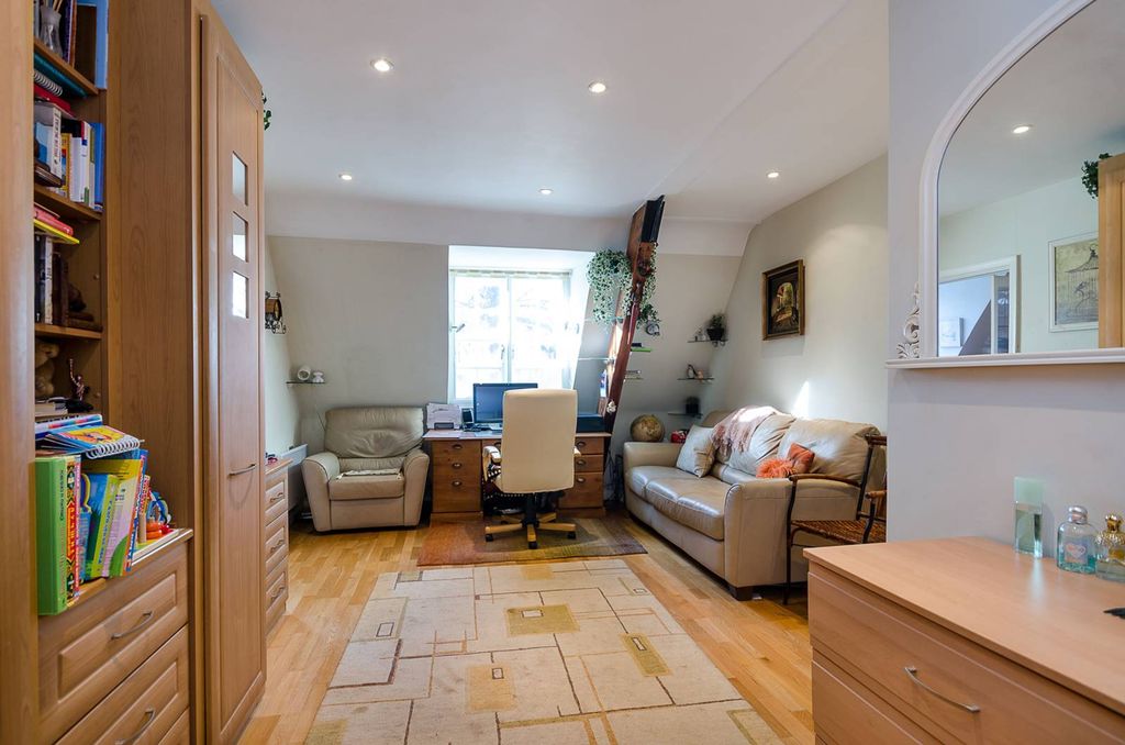 Property photo 3 of 11