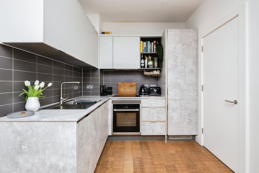 Property photo 3 of 11 Kitchen