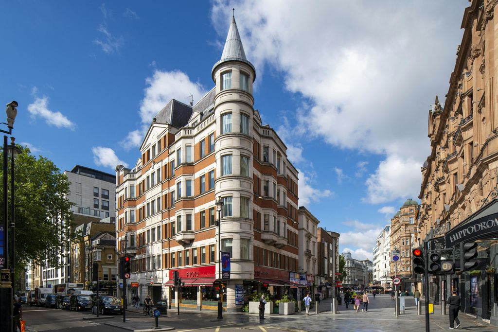 Property photo 1 of 10 39 Charing Cross Road