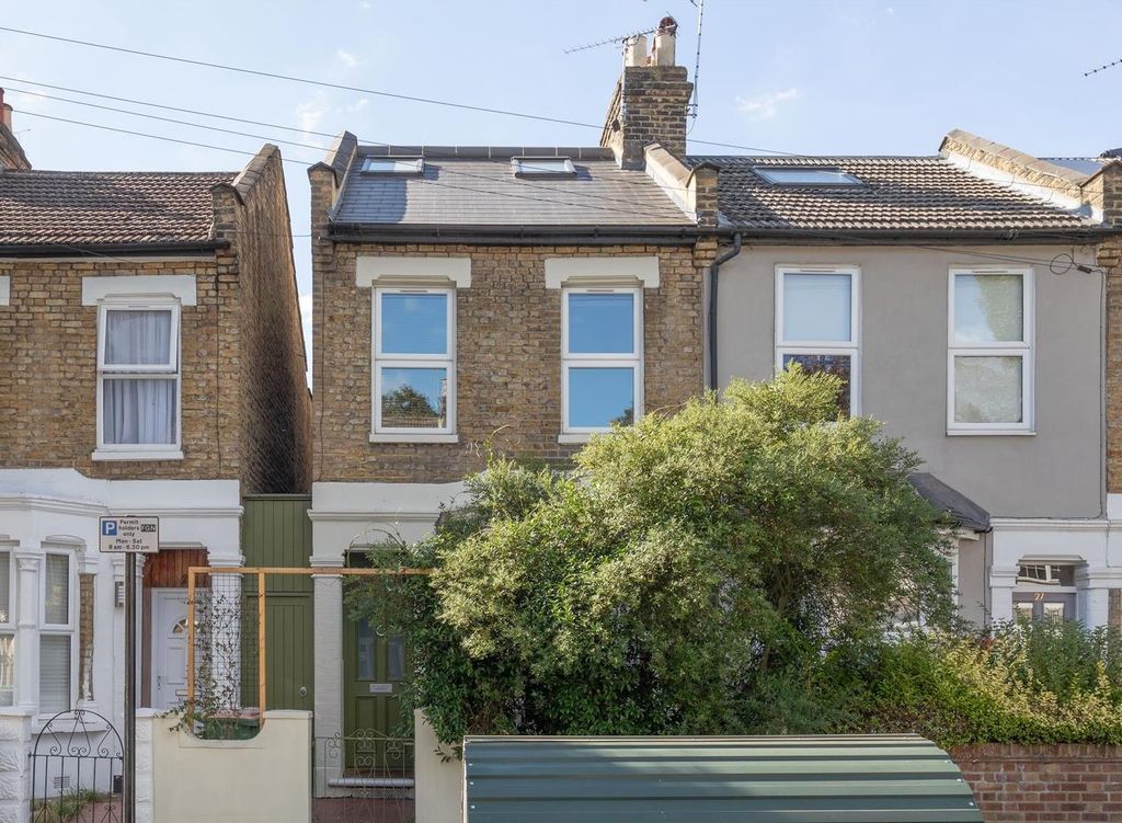 Property photo 1 of 31 Ridley Road, E7