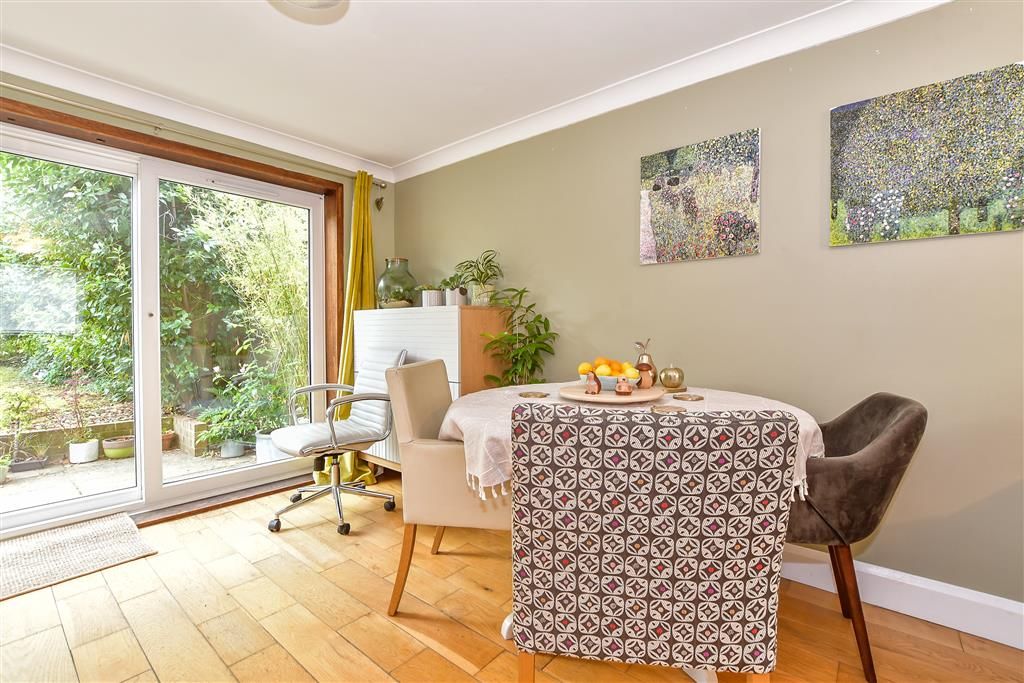 Property photo 3 of 12 Lounge