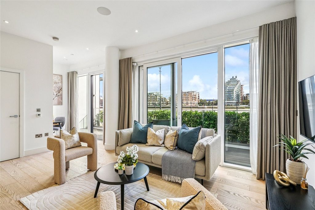 Property photo 3 of 23 Reception Room