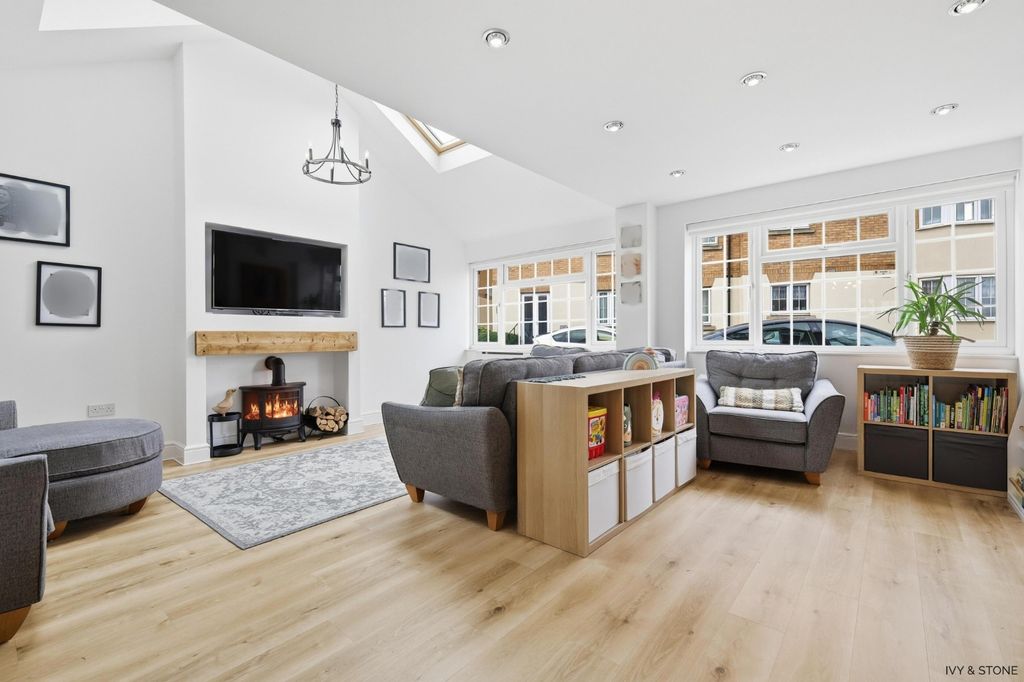 Property photo 1 of 40 4912700