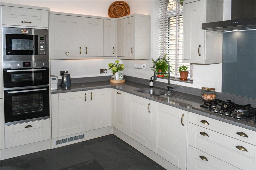 Property photo 2 of 10 Kitchen