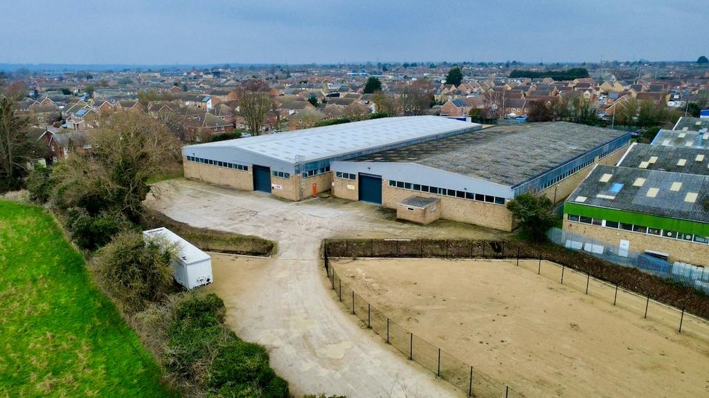 Property photo 2 of 12 15 16 Albone Way Biggleswade Warehouse Rear.Jpeg