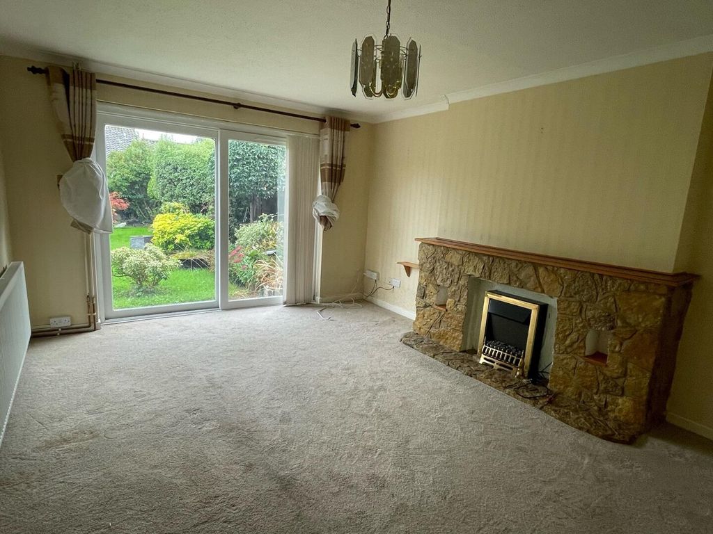 Property photo 3 of 17 Living Room