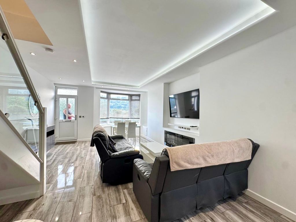 Property photo 2 of 38 92F7Ec99-1Bd3-4d6B-8A64-365c9Fbb1Ea5.Jpeg