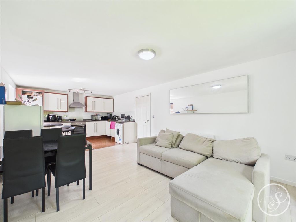 Property photo 3 of 11 Living/Kitchen/Diner