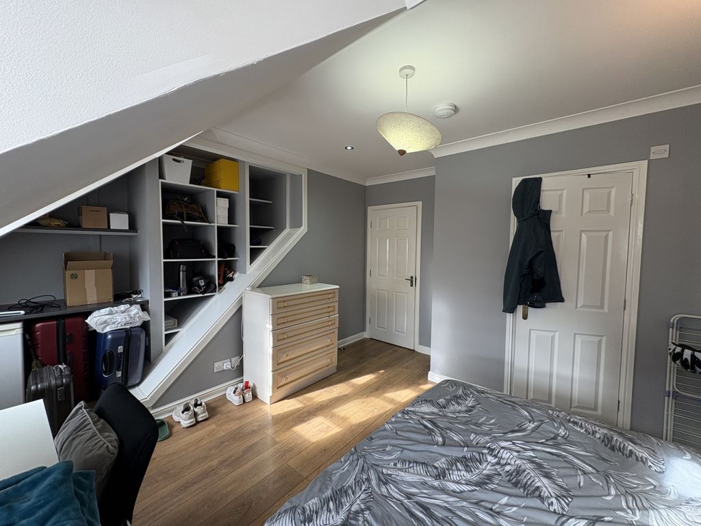 Property photo 3 of 8 Room