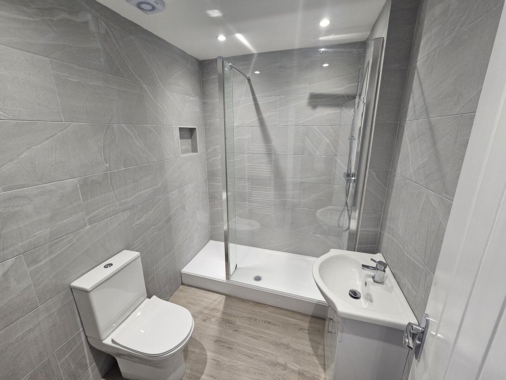 Property photo 3 of 7 Bathroom