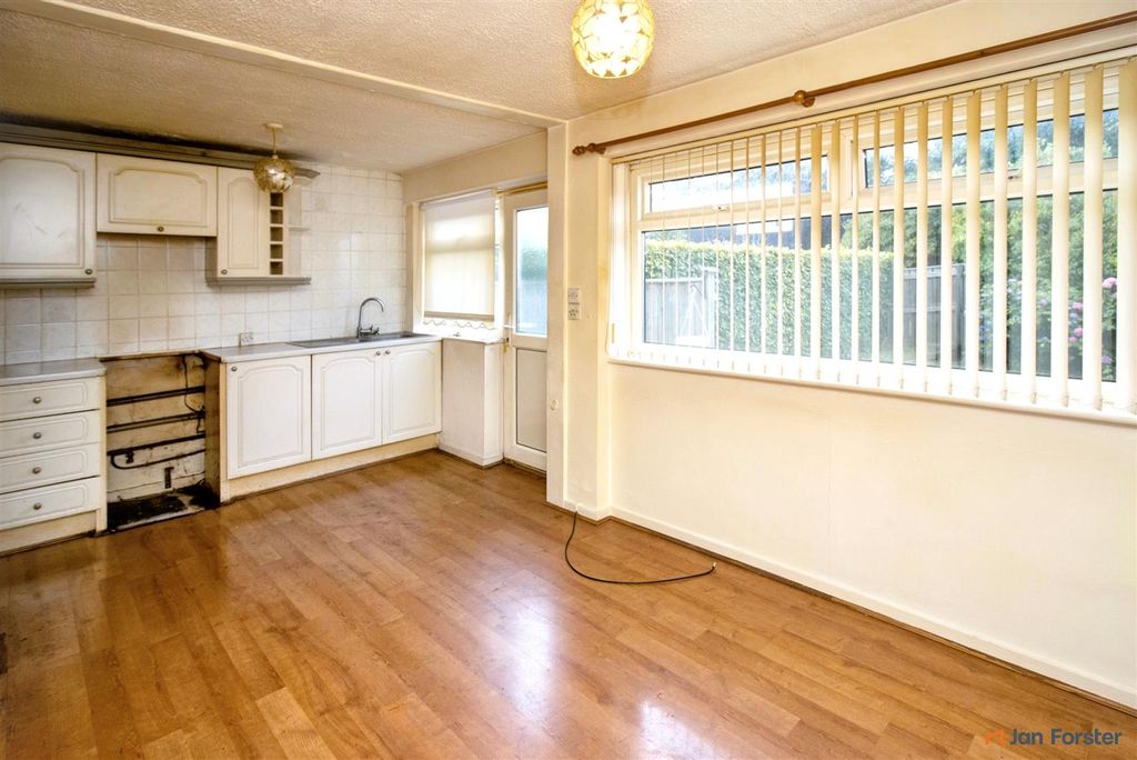 Property photo 3 of 11 Kitchen