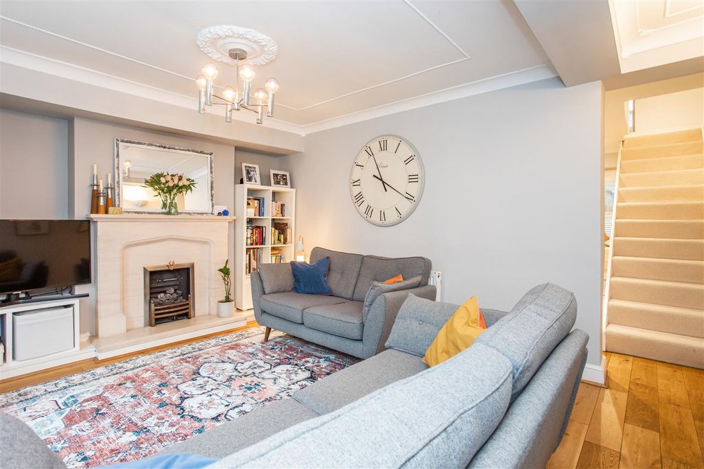 Property photo 3 of 19 Lounge