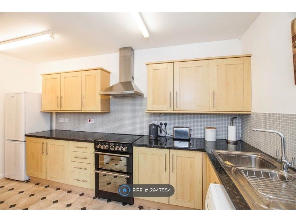 Property photo 3 of 14 Kitchen 2