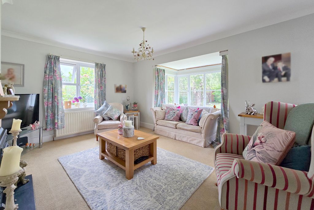 Property photo 3 of 12 25Br Sitting Room 1