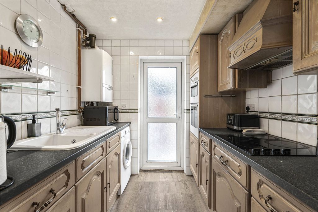 Property photo 3 of 19 Kitchen