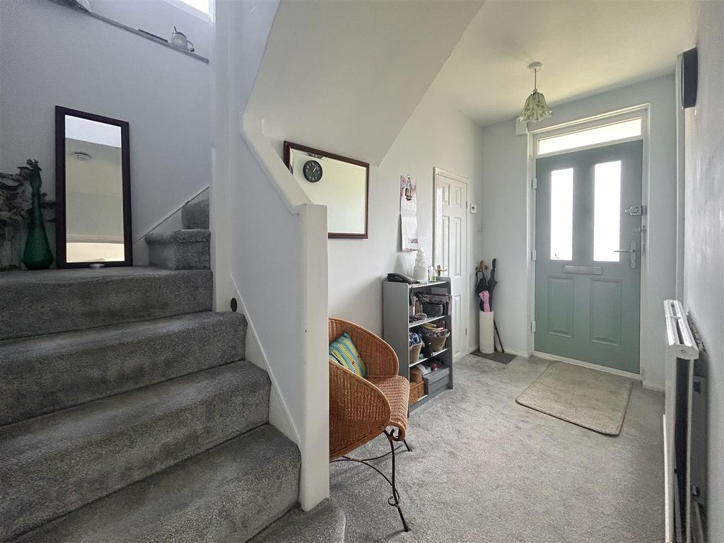 Property photo 3 of 22 Entrance Hall