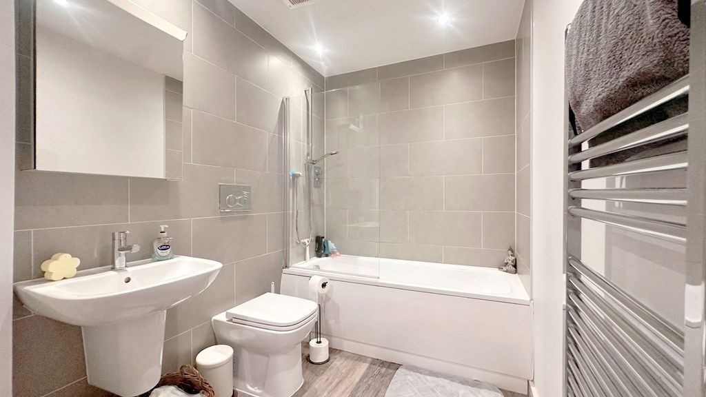 Property photo 3 of 17 Bathroom