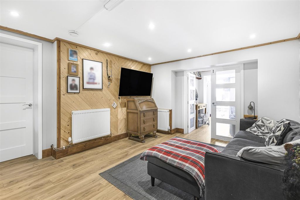 Property photo 3 of 17 8_53616.Jpg