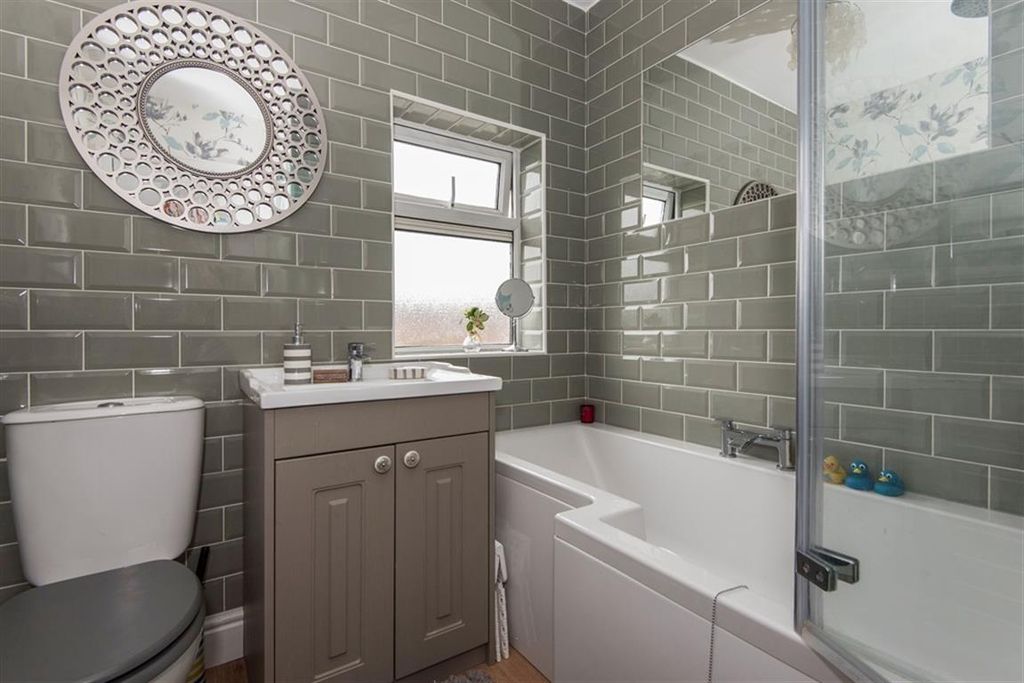 Property photo 2 of 8 Bathroom