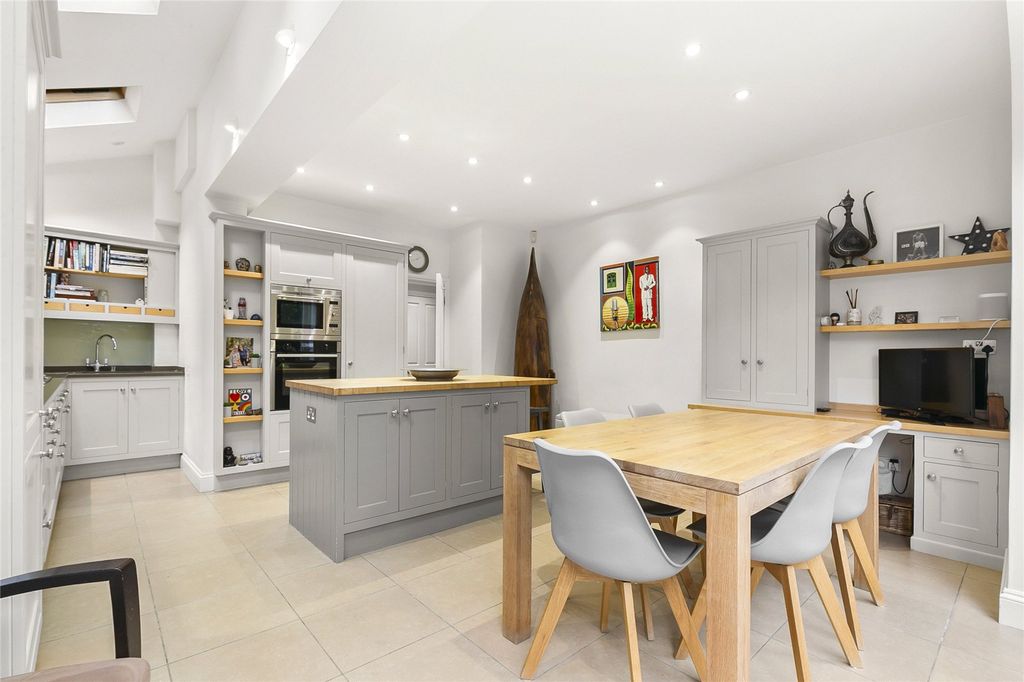 Property photo 3 of 23 Kitchen